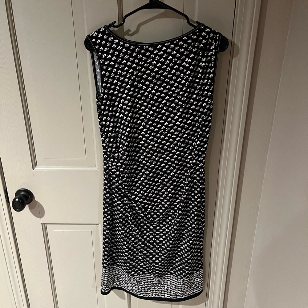 Sleeveless Black white and red small flowered midi dress